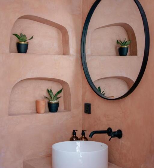 Студия Deluxe, Black Honey