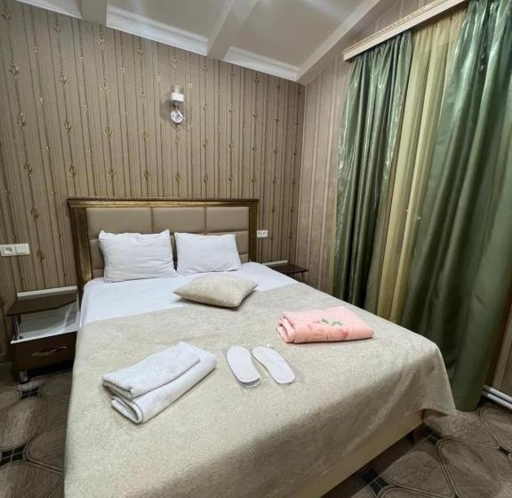 Family Suite, Z Narek