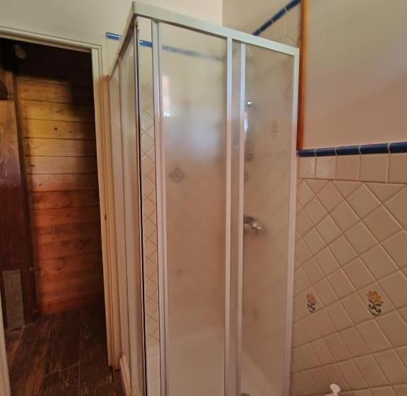 标准间, Red Cedar Ranch