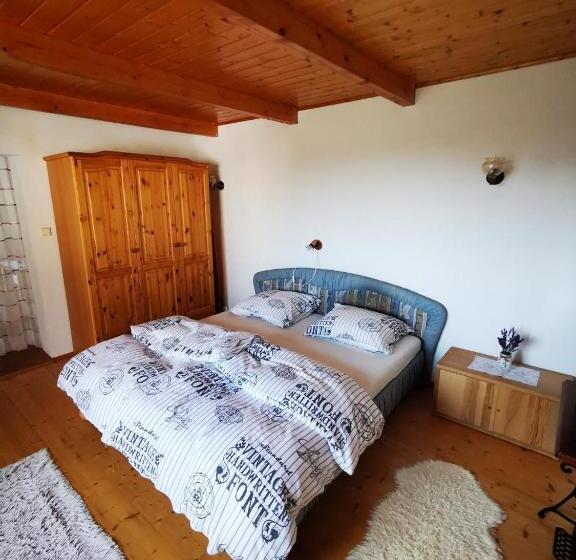 Дом 1 Спальня, Chalupa Komušín