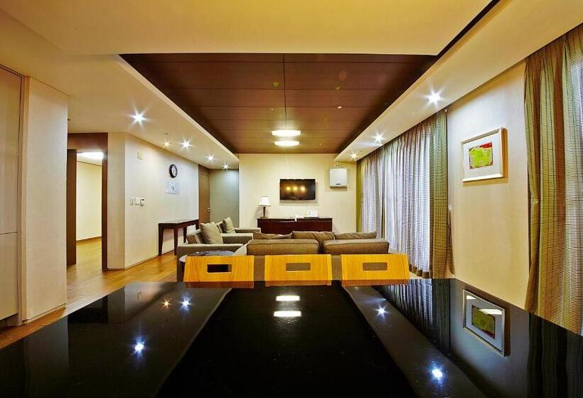 סוויטה, High1 Condominium