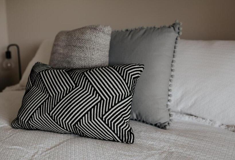 スタンダードルーム, Laurina Estate