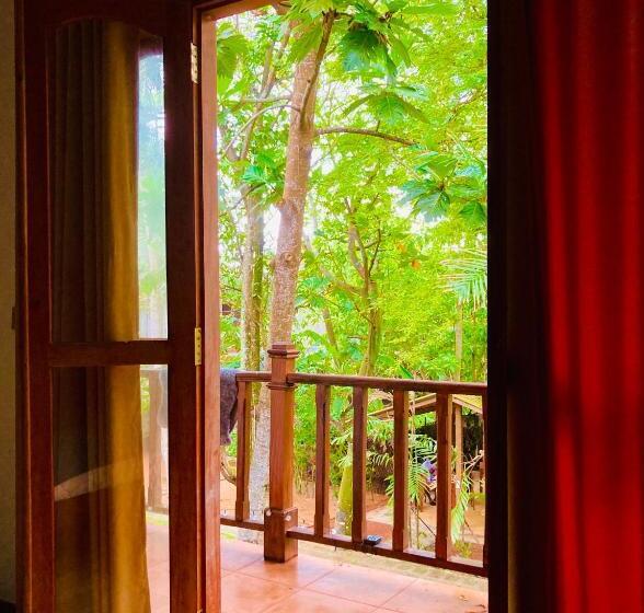 דירת שני חדרים, Manel Villa