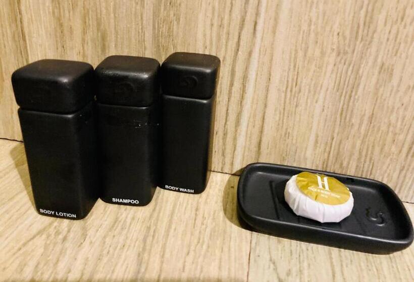 דירת שני חדרים, Manel Villa