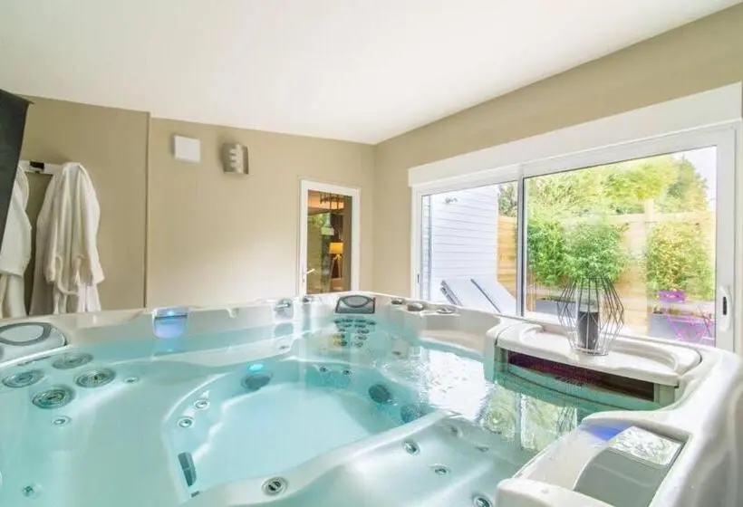 キングサイズベッドのデラックススイート, Magnifique Suite Avec Jacuzzi Privatif