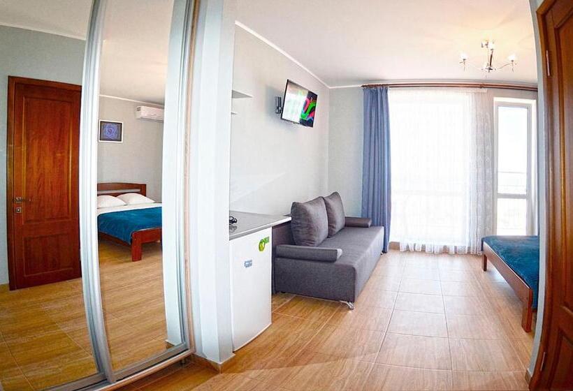 اتاق استاندارد چهار تخته با چشم‌انداز دریا, Golden Beach