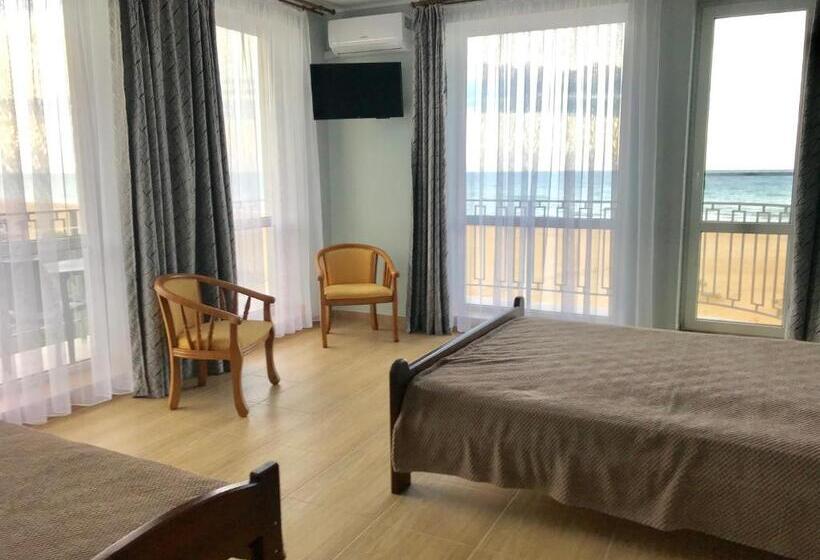 اتاق سه نفره سوپریور با چشمانداز دریا, Golden Beach