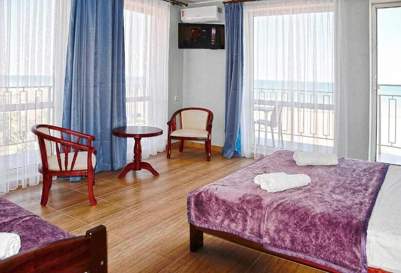 اتاق سه نفره سوپریور با چشم‌انداز دریا, Golden Beach