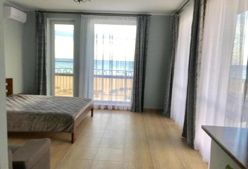 اتاق سه نفره سوپریور با چشمانداز دریا, Golden Beach