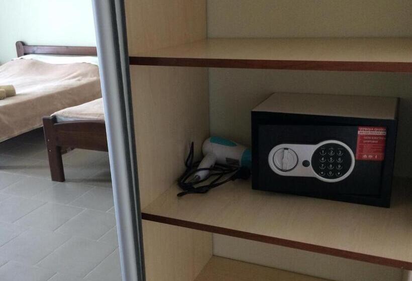 اتاق خانوادگی با چشمانداز دریا, Golden Beach