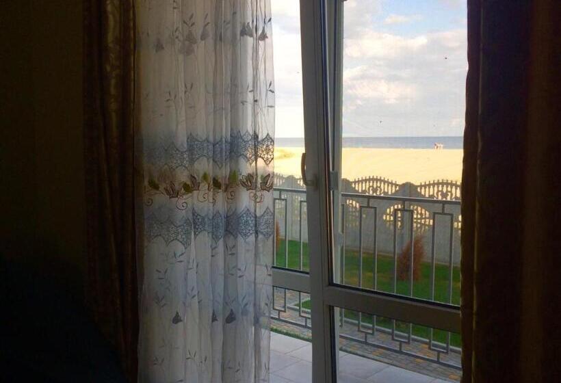 اتاق خانوادگی با چشمانداز دریا, Golden Beach