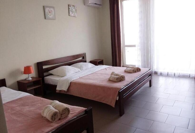 اتاق خانوادگی با چشمانداز دریا, Golden Beach