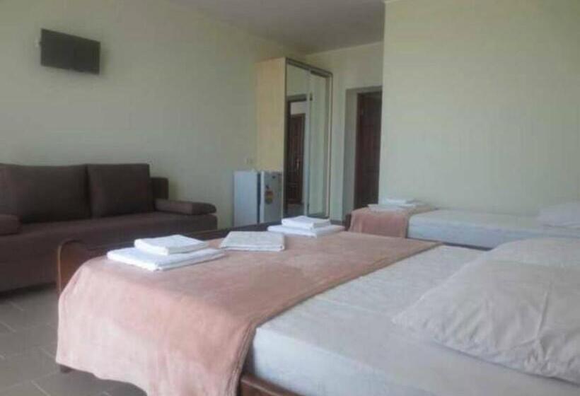 اتاق خانوادگی با چشمانداز دریا, Golden Beach