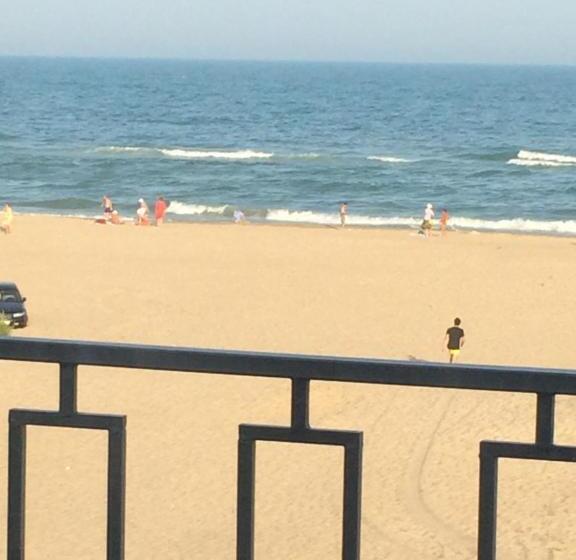 اتاق خانوادگی با چشم‌انداز دریا, Golden Beach
