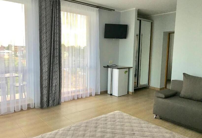 اتاق استاندارد چهارنفره با بالکن, Golden Beach