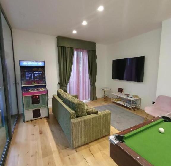 سوییت اجرایی, Black Vulcano Suites&studios