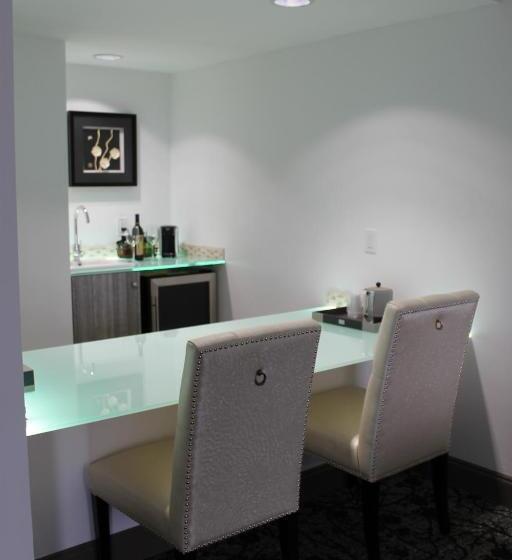 جناح جونيور, Regalia Hotel & Conference Center