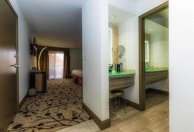 غرفة قياسية مزوَّدة بشُرفة, Regalia Hotel & Conference Center