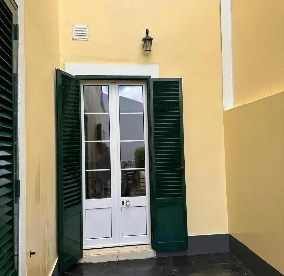 اتاق استاندارد با چشم‌انداز باغ, Azor International Hostel