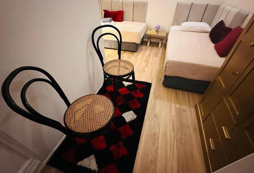 غرفة قياسية مطلّة علي الحديقة, Azor International Hostel