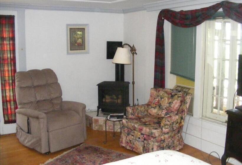 Номер Superior, The Tartan Fox At The Meadmere