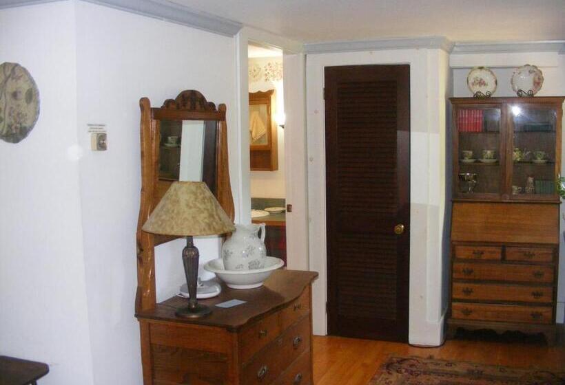 Номер Superior, The Tartan Fox At The Meadmere