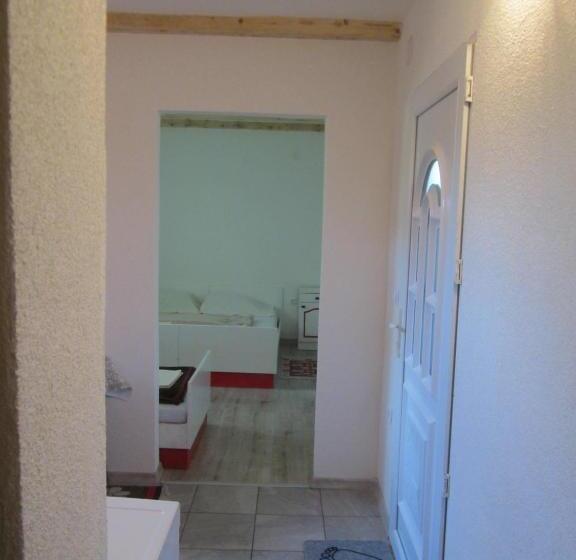 آپارتمان 1 خوابه, Bravo Guest House