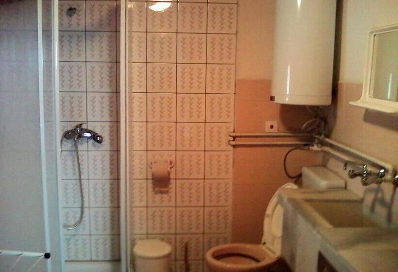 غرفة قياسية ثلاثية مزودة بشرفة, Chapov Guest Rooms