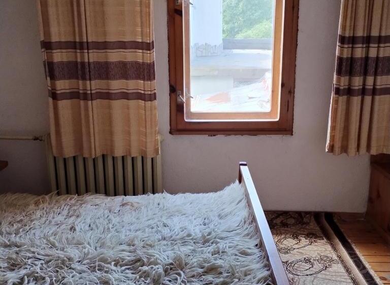 غرفة قياسية رباعية مزودة بشُرفة, Chapov Guest Rooms