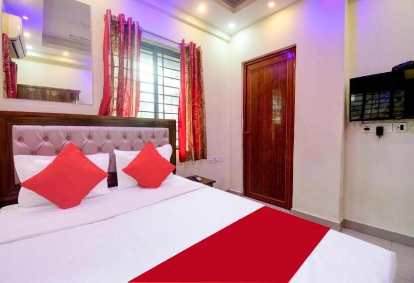 Deluxe Rum, R S Villa Kolkata