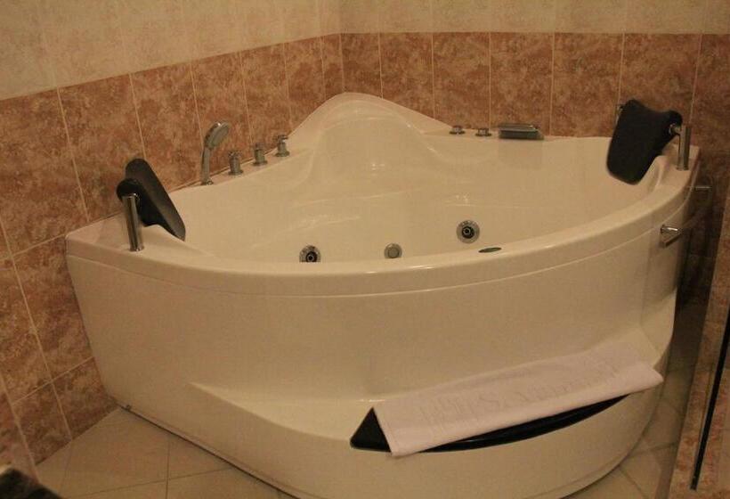 جناح, Savannah Resort