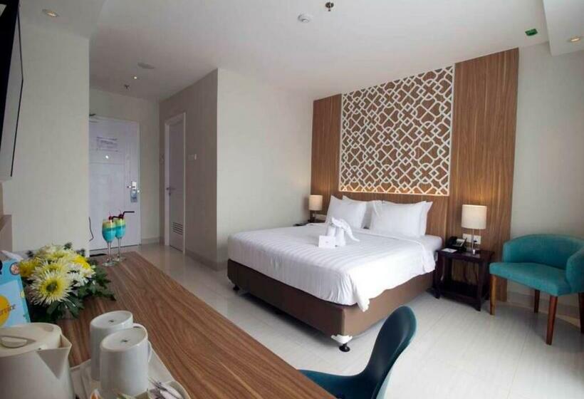 غرفة سوبيريور مطلة على حمام السباحة, Astara Hotel Balikpapan