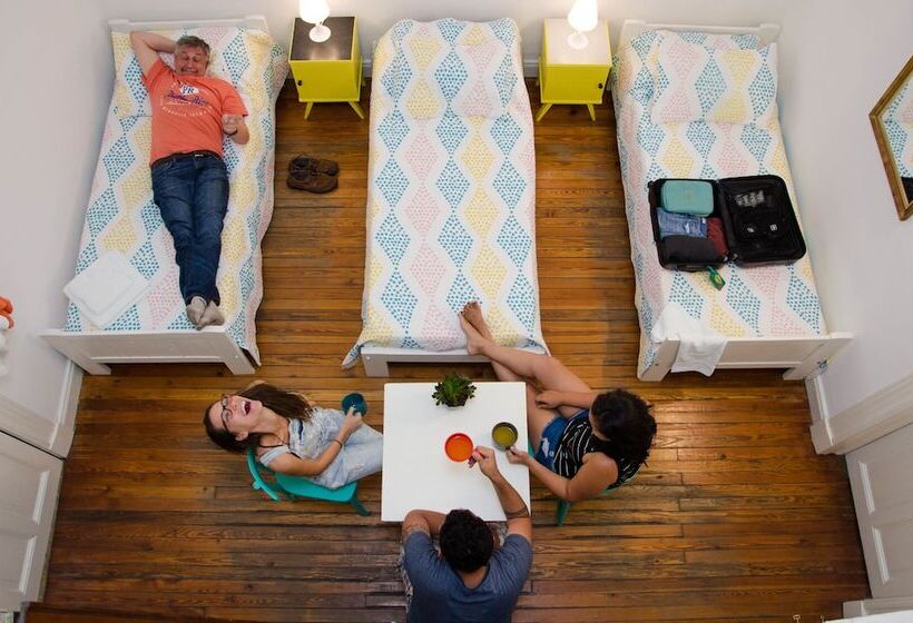 اتاق استاندارد سه تخته با سرویس بهداشتی مشترک, Lopez Hostel & Suites