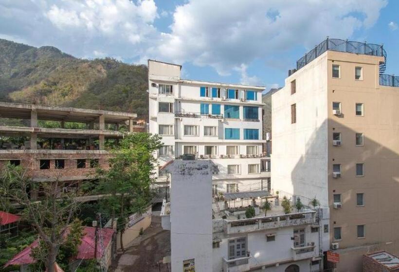 סוויטה משפחתית, Around Stays Luxuria