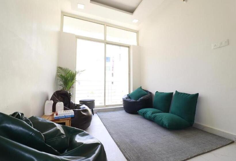 סוויטה משפחתית, Around Stays Luxuria