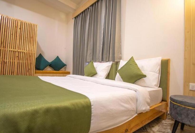 חדר דלוקס לשלושה, Around Stays Luxuria