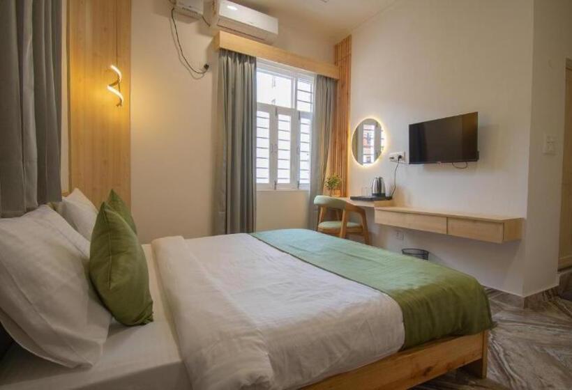 חדר דלוקס לשלושה, Around Stays Luxuria