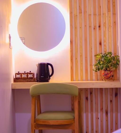 חדר דלוקס לשלושה, Around Stays Luxuria