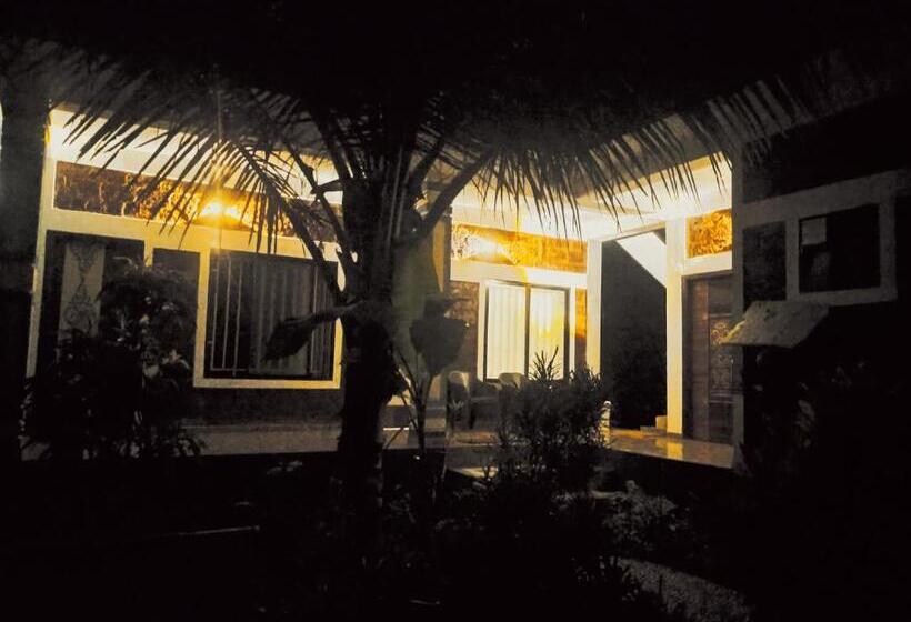 スタンダードルーム, Gangotri Cafe And Rooms