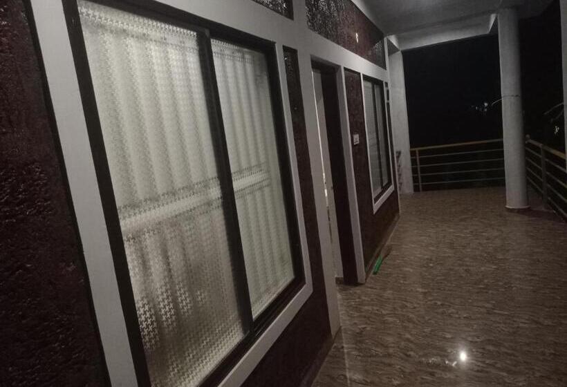 ファミリールーム, Gangotri Cafe And Rooms