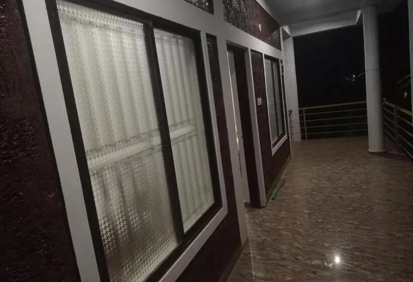 ファミリールーム, Gangotri Cafe And Rooms