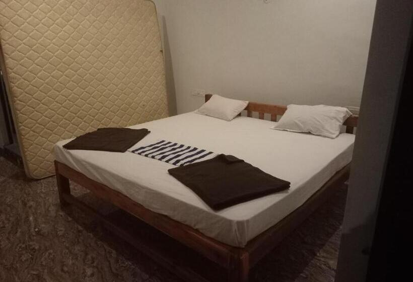 ファミリールーム, Gangotri Cafe And Rooms