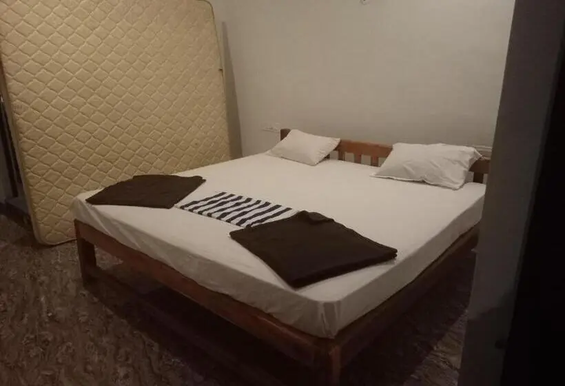 ファミリールーム, Gangotri Cafe And Rooms