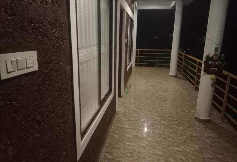 バルコニー付きスタンダードトリプルルーム, Gangotri Cafe And Rooms