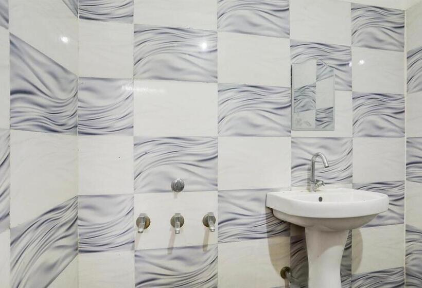 三人经典房间, Oyo Flagship Highway 34