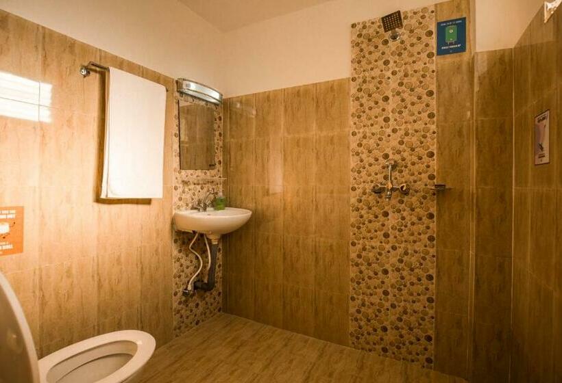 سرير فى غرفة مشتركه, Flock Kathmandu