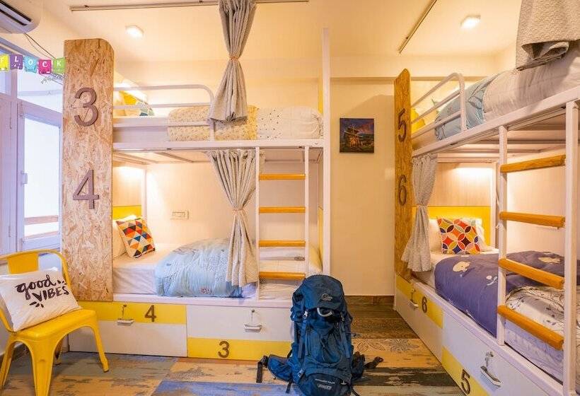 سرير فى غرفة مشتركه, Flock Kathmandu