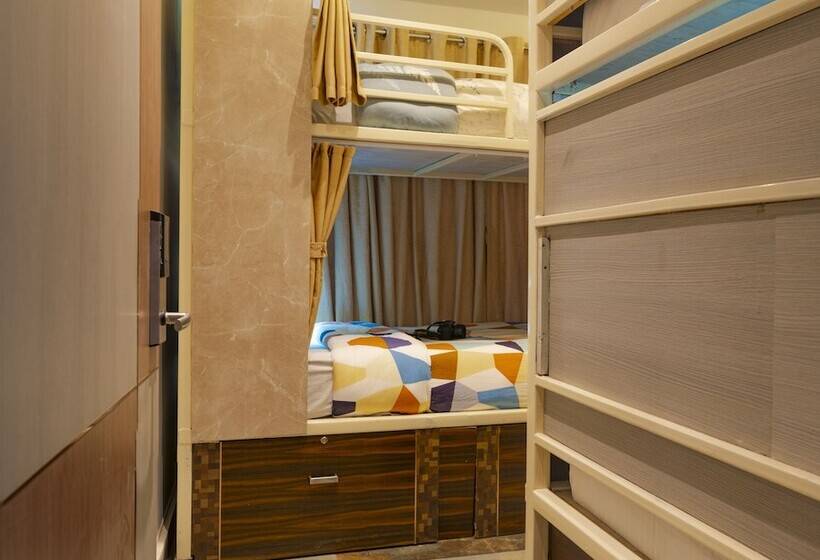 سرير فى غرفة مشتركه, Flock Kathmandu