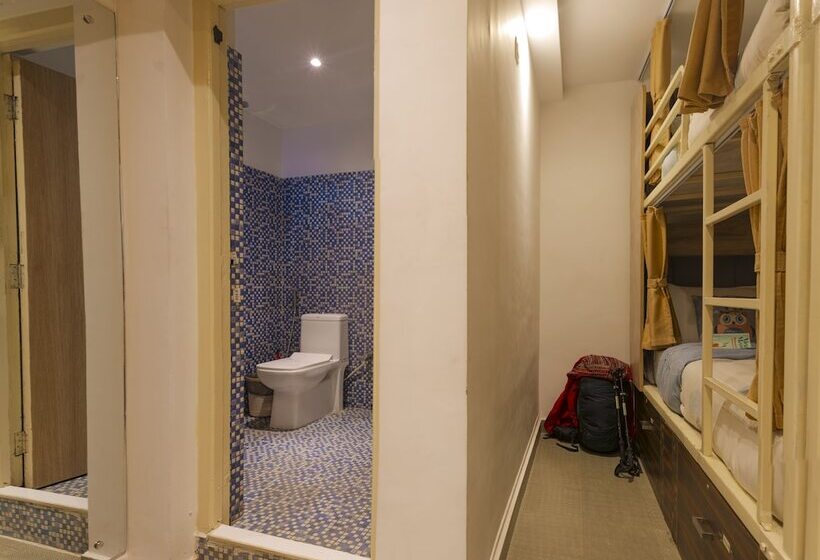 سرير فى غرفة مشتركه, Flock Kathmandu