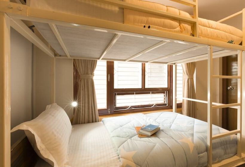 سرير فى غرفة مشتركه, Flock Kathmandu